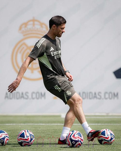 斯基拉:阿隆索拒绝拜仁利物浦报价 他在等待皇马